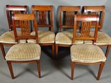 six chaises, dont six avec une assise rembourrée et une avec une assise non rembourrée