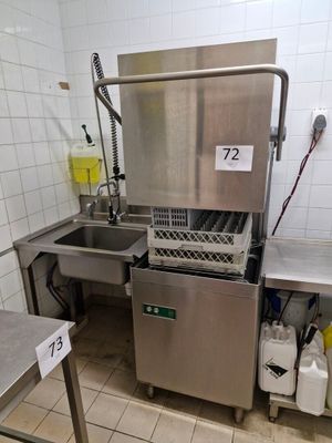 une cuisine équipée d'un évier, d'une cuisinière et d'un lave-vaisselle