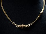 gros plan d'un collier en or sur un mannequin