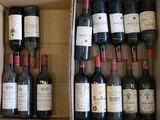plusieurs bouteilles de vin se trouvent dans un carton sur une table