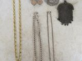 beaucoup de bijoux posés à même le sol
