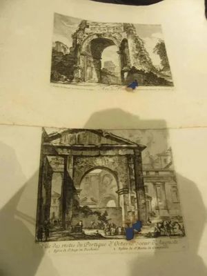 deux dessins représentant un bâtiment et un homme debout devant celui-ci