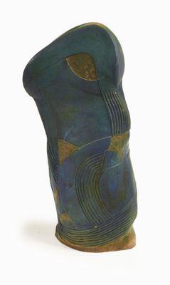 un vase bleu orné d'un motif vert