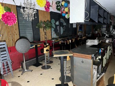 un lot de matériel et mobilier de bar comprenant : un détect…