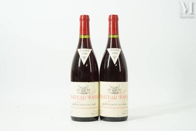 deux bouteilles de vin posées l'une à côté de l'autre sur une surface blanche