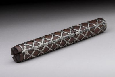 gros plan d'un objet métallique sur une surface blanche