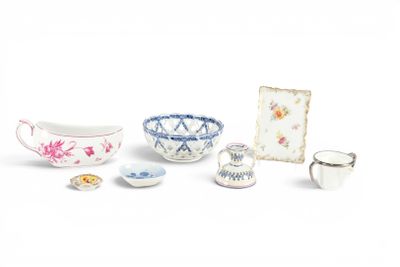 de nombreux types de plats et de bols en porcelaine sur la table