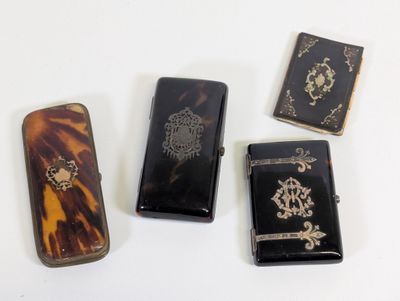 Quatre téléphones portables sont alignés sur une surface blanche