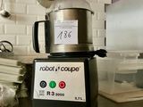 un mixeur posé sur le comptoir d'une cuisine