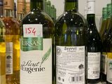 plusieurs bouteilles de vin sont alignées sur un comptoir