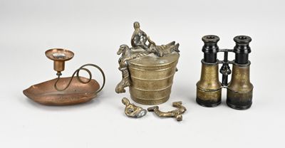 plusieurs objets anciens en laiton, notamment un vase en laiton, un bougeoir en laiton et une assiette en laiton
