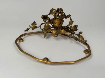 une assiette dorée ornée de fleurs sur un fond blanc