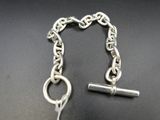 une chaîne en argent à laquelle est accrochée une clé