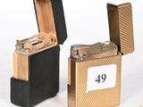 deux briquets posés l'un à côté de l'autre sur une table