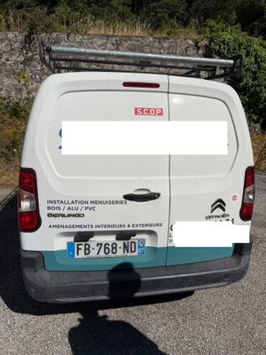 une camionnette blanche garée sur le bord de la route