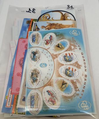 un paquet de timbres sur lesquels figurent des personnes