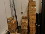 une pièce où il y a beaucoup de cartons par terre