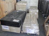 de nombreuses piles de cartons, les unes sur les autres, par terre