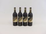 trois bouteilles de vin posées sur une surface blanche