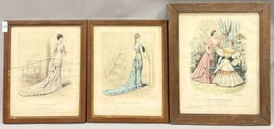 trois photos encadrées représentant des femmes en robe, exposées dans une pièce