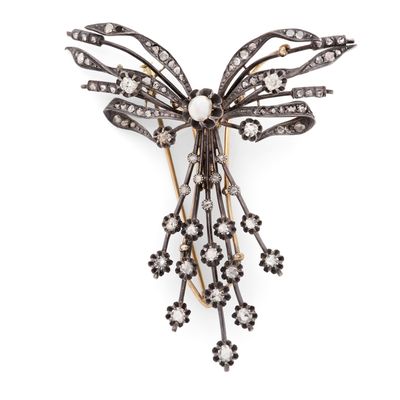 un gros plan d'une broche ornée de fleurs