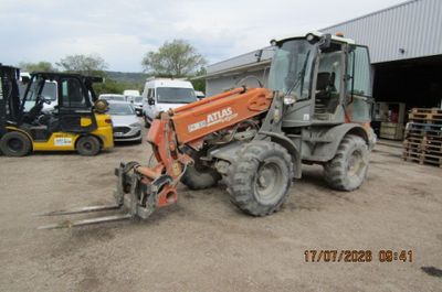 un tracteur qui est à l'arrêt dans la terre