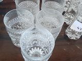 beaucoup de verres posés sur une table, accompagnés d'une étiquette de prix