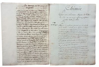un vieux livre écrit posé sur une table