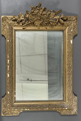 MIROIR en bois stuqué et doré de style Louis XVI à décor d'u…