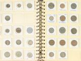 un livre dans lequel se trouve un tas de pièces de monnaie