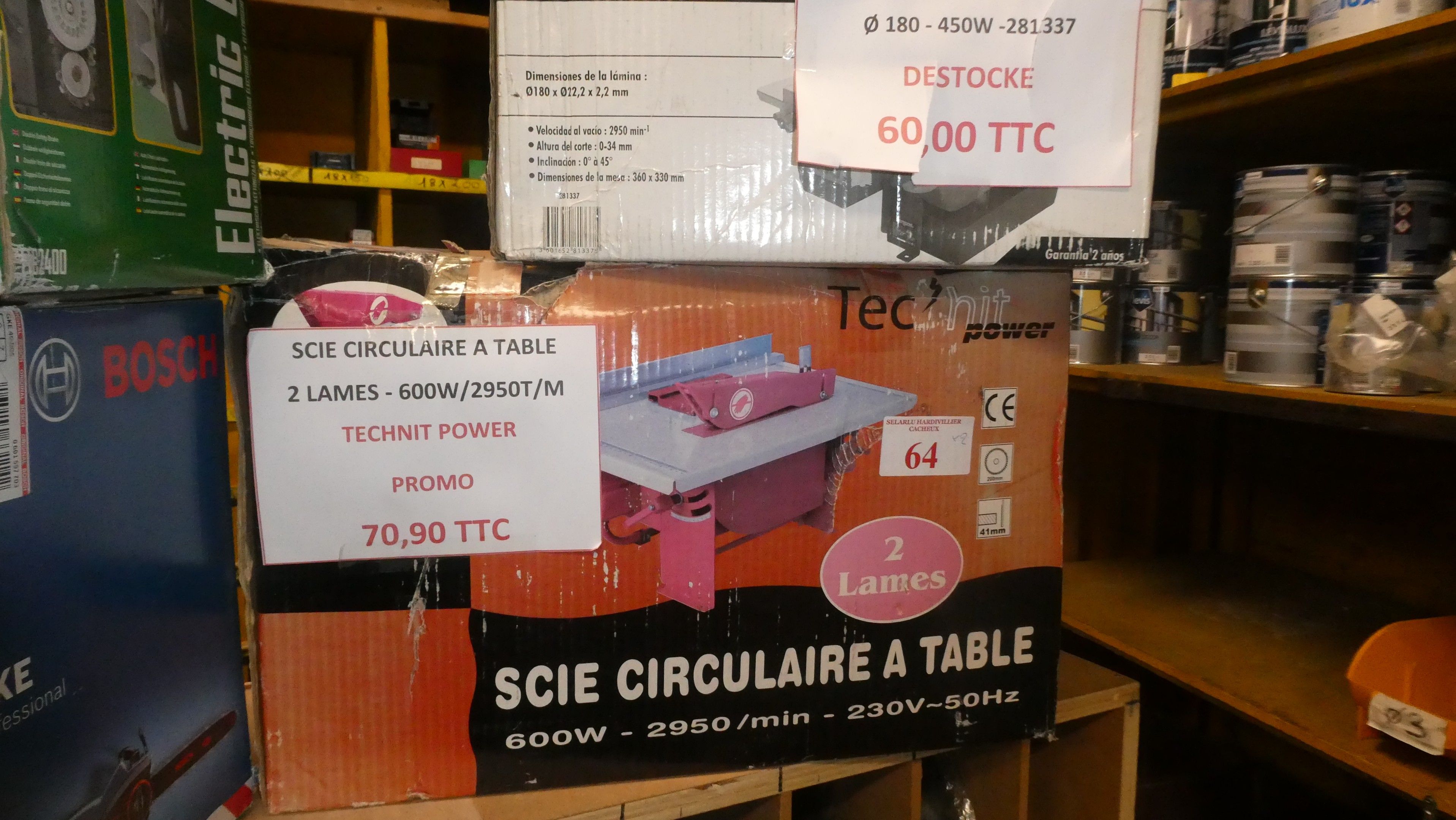 - 2 Coupe-carreaux sur table.