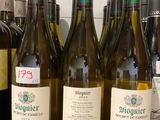 plusieurs bouteilles de vin sont alignées sur un comptoir