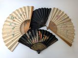 Plusieurs types de ventilateurs sont disposés sur un mur blanc
