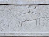 relief représentant un homme à cheval avec un oiseau sur le dos