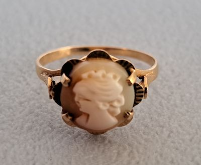 Bague à monture en or 18K 750 millièmes, centrée d'un camée … - Photo 1
