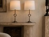 deux lampes posées sur une table dans un salon