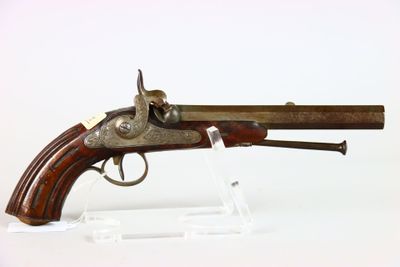 une vieille arme exposée sur un socle transparent