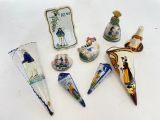 un grand nombre d'objets différents posés sur une table