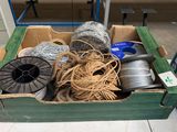 une boîte remplie de différents types de fils et de bobines