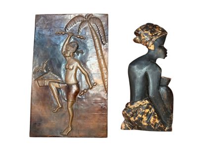 deux sculptures métalliques représentant une femme avec une harpe et un homme avec un chapeau
