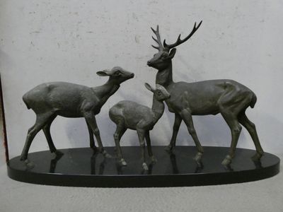 Ecole Française vers 1930 - Groupe aux cerfs, régule patiné,…