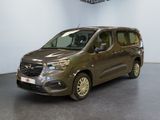 La camionnette est garée dans une grande pièce équipée d'un ventilateur de plafond.