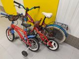 deux vélos garés l'un à côté de l'autre sur le sol