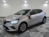une voiture argentée est garée sur le sol à carreaux d'un garage