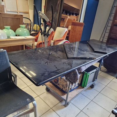 Une table design en granit noir.