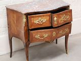 une commode avec un plateau en marbre posée sur un piètement en bois