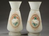 deux vases décorés d'oiseaux