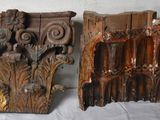 deux morceaux de bois sculptés posés sur une table