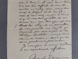 une vieille lettre manuscrite écrite à l'encre noire sur un morceau de papier