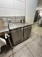 Dans une petite cuisine ouverte sur le restaurant :